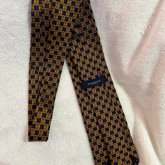 Beautiful Men’s Burberry Tie…..59 ships next day from a five star posher! - Picture 3 of 3